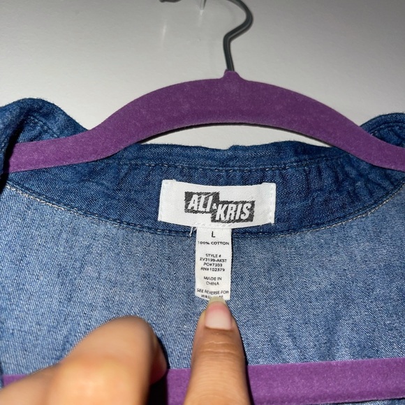 3/$30 Sale+free shipping Women’s Long Sleeve Jean like button down top - Picture 4 of 6